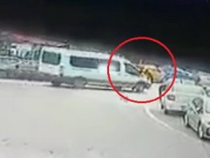 Boşanma Aşamasındaki Eşini Minibüsle Ezdi: Olay Anı Kamerada