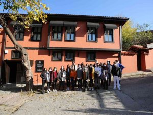 Nilüferli Öğrenciler Müzikten Dramaya Gülten Akın Şiirlerini Öğrendiler