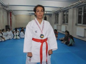 Kadın Doktor Karatede Dünya 2.’si Oldu
