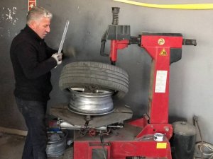 Oto Lastikçilerin Kış Lastiği Mesaisi Başladı