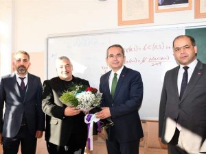 Emekli Olan Öğretmene Son Dersinde Kaymakamdan Sürpriz