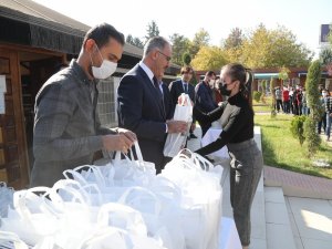 Belediye Başkanı Öğrencilere Eğitim Seti Hediye Etti
