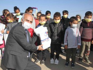 Evde Yaptıkları Yiyecekleri Oyuncakla Takas Ettiler, Köy Okullarına Gönderdiler