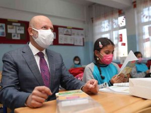 ‘Kocasinan Okuyor’ Projesinde Öğrencilere Kitap Seti Dağıtıldı