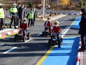 Yozgat’ta Çocuklar Trafik Kurallarını Eğitim Parkında Öğreniyor