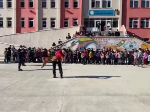 Öğrenciler Narkotik Köpeğinin Gösterisini Heyecanla İzledi