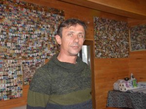 İ̇ş Yerinin Duvarlarını Müşterilerin Vesikalıkları Süslüyor