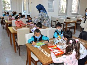 Kahramanmaraş’ta Miniklere Kitap Hediyesi