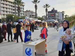 Kuşadası Ülkü Ocakları Bin Kitap Dağıttı