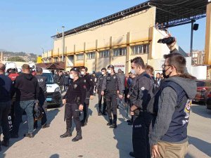 Taraftarları, Polis Taraftarları Zor Sakinleştirdi, Maç Polis Nezaretinde Tamamlandı