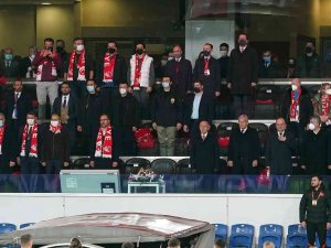 Bakan Kasapoğlu, Millilere Destek İçin Tribünde