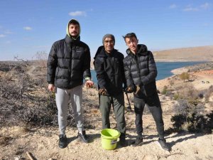 Karaman’da Araştırma Görevlisi 50 Bin Meşe Palamudunu Toprakla Buluşturacak