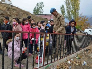 Komutanlar Öğrencilerle Birlikte Okul Bahçesindeki Parmaklıkları Boyadı