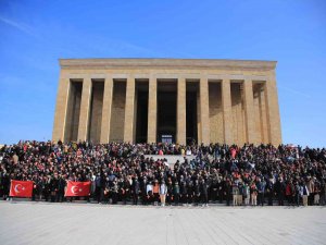 İ̇tü Eta Vakfı Doğa Koleji 5 Bini Aşkın Öğrencisiyle Anıtkabir’i Ziyaret Etti