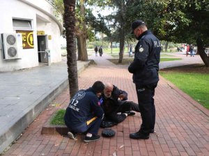 Parkta Baygın Halde Yerde Yatan Şahıs Hastaneye Kaldırıldı