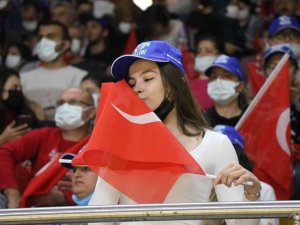 A Milli Kadın Basketbol Takımı Parkede, Vatandaşlar Tribünde
