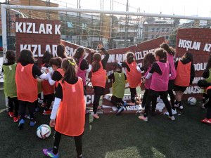 Kız Çocukları Ön Yargılara İlk Şutunu ’Josef De Souza’ İle Attı