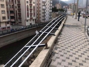 Freni Boşalan Kamyonet Önce Otomobile, Ardından Kaldırımdaki Yayalara Çarptı: 5 Yaralı