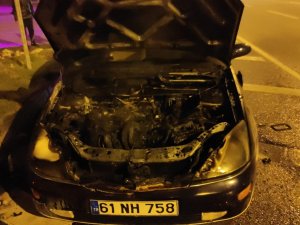 Seyir Halindeki Otomobil Alev Topuna Döndü