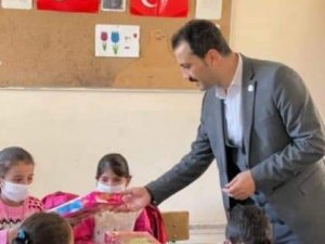 Kaymakam Kundakçı’dan Öğrencilere Hediye