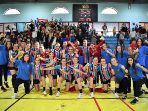 Mavi Kelebekler Sahasında Kazandı