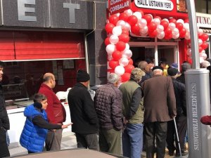 Bedava Döner Ekmek Kuyruğu