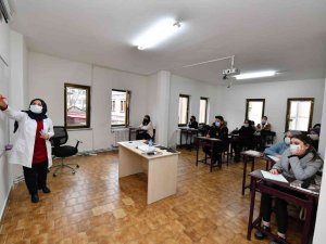 Kurslara Katılarak Hem Bilgi Ve Becerilerini Geliştiriyor Hem Ev Ekonomilerine Katkı Sağlıyorlar