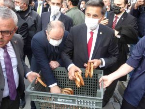 Bakan Varank Satın Aldığı Simitleri Vatandaşlara Dağıtıp Alışveriş Yaptı