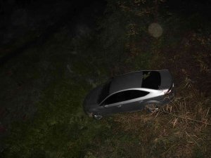 Otomobil Dere Yatağına Uçtu: 2 Yaralı