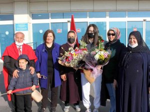 Şampiyon Çiçeklerle Karşılandı