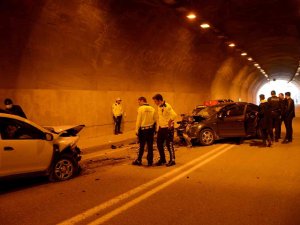 Tünel İçinde Kafa Kafaya Çarpıştılar: 4 Yaralı