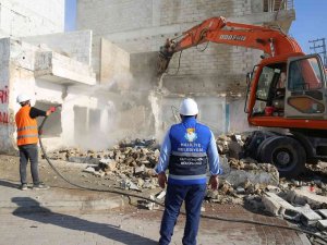 Riskli Ve Metruk Yapılar Yıkımı Devam Ediyor