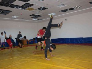 Genç Güreşçiler Türkiye Şampiyonası’na Hazırlanıyor
