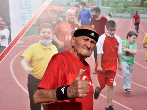 74 Yaşındaki Maratoncu Gençlere Taş Çıkartıyor