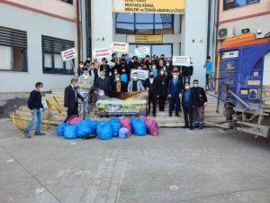 Öğrenciler 300 Kiloluk Plastik Atığı Geri Dönüşüme Gönderdi