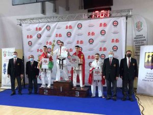 Bilecikli Sporcu Polonya’da Türk Bayrağını Göndere Çektirdi