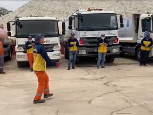 Çiftetelli Oynayan Temizlik Görevlisi Arkadaşlarının Neşe Kaynağı Oluyor