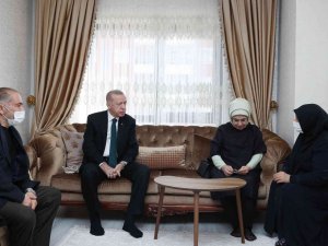 Cumhurbaşkanı Recep Tayyip Erdoğan, İ̇stanbul’da Can Göktuğ Boz Tarafından Samuray Kılıcıyla Öldürülen Başak Cengiz’in Ailesinin Ankara’daki Evine Taziye Ziyaretinde Bulunuyor.