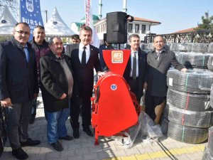 Çiftçiye Damlalık Sulama Sistemi Ve Çilek Fidesi Desteği