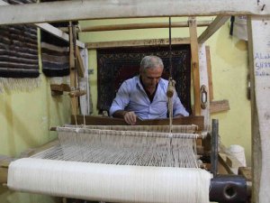 Bir Zamanlar Bacasız Fabrikaydı, Şimdilerde Teknolojiye Direniyor