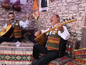 Sivaslı Aşıklar Dertli, Gençler Batı Kültürüne Özeniyor