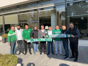 Bursasporlu Taraftarlar Karadağ’da A Milli Takım’ın Kamp Yaptığı Otele Gitti