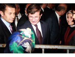 60 Yaşındaki Kadın, Başbakan Davutoğlu'na Dua Etmek İçin 5 Kilometre Yürüdü