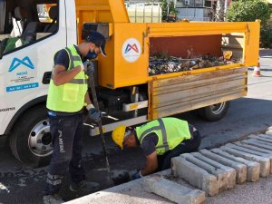 Mersin’de Su Taşkınlarının Önlenmesi İçin Izgara Temizliği Yapılıyor