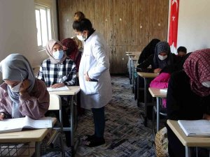 İ̇skele Adem’de Üniversiteye Hazırlanıyorlar