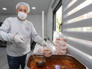 Mezitli Aşevi, Her Gün 350 Kişinin Evine Yemek Ulaştırıyor