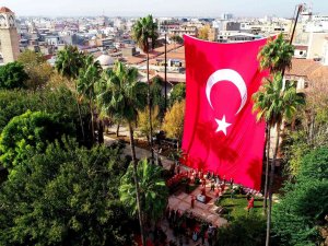 Türkiye’nin İlk En Büyük Türk Bayrağı Adana’da Yeniden Asıldı
