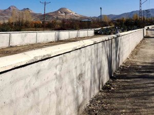 Van Büyükşehir Belediyesi Mezarlıkların Duvarlarını Yeniliyor