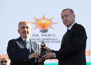 Cumhurbaşkanı Erdoğan’dan Rize Belediye Başkanı Metin’e Ödül