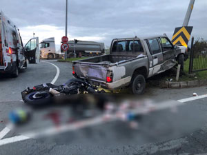 Rize'de kaza yapan araçlara çarpan motosiklet sürücüsü ağır yaralandı